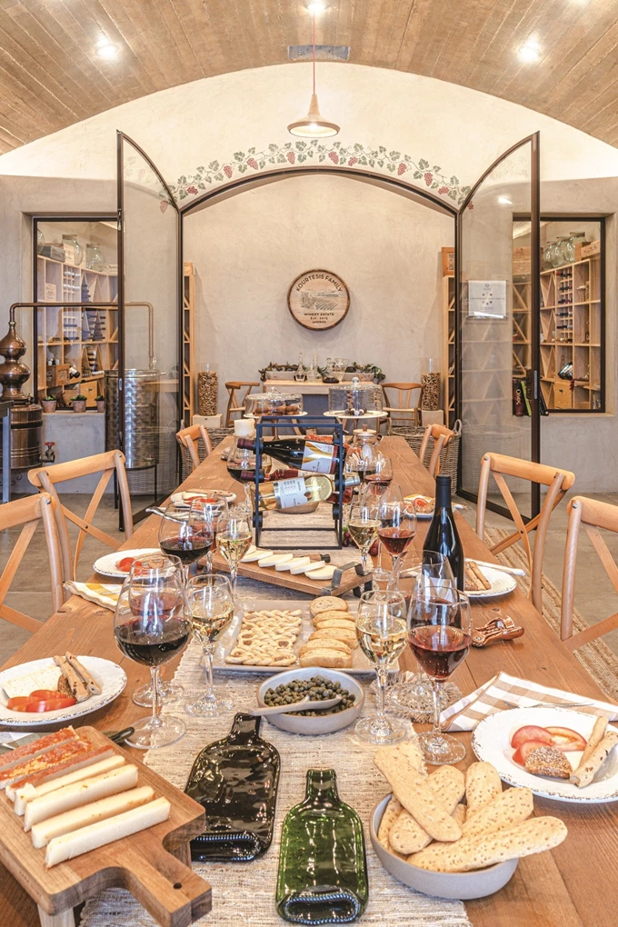 8 ελληνικά οινοποιεία που αξίζει να επισκεφθείς_Οινοποιείο Κουρτέση στην Άνδρο 1