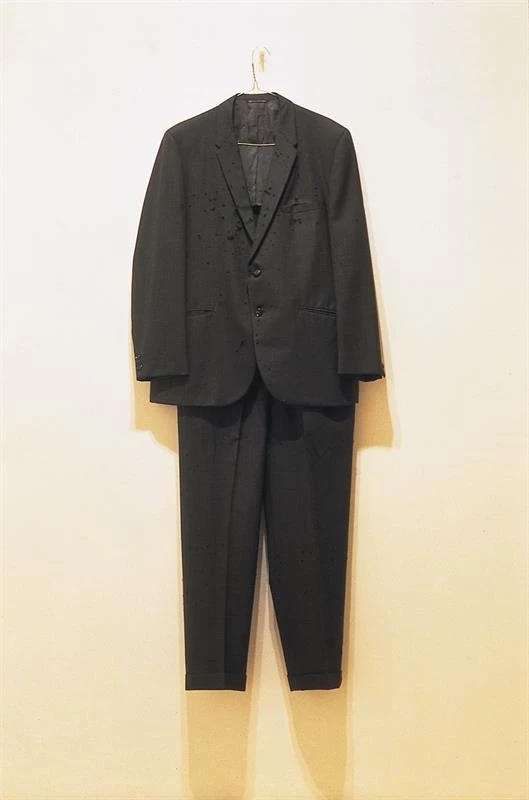 Cornelia Parker, Suit, Shot with Small Change, 1995, συλλογή ΕΜΣΤ, μέρος της Δωρεάς Συλλογής Δασκαλόπουλου, έκθεση ΓΥΝΑΙΚΕΣ, μαζί