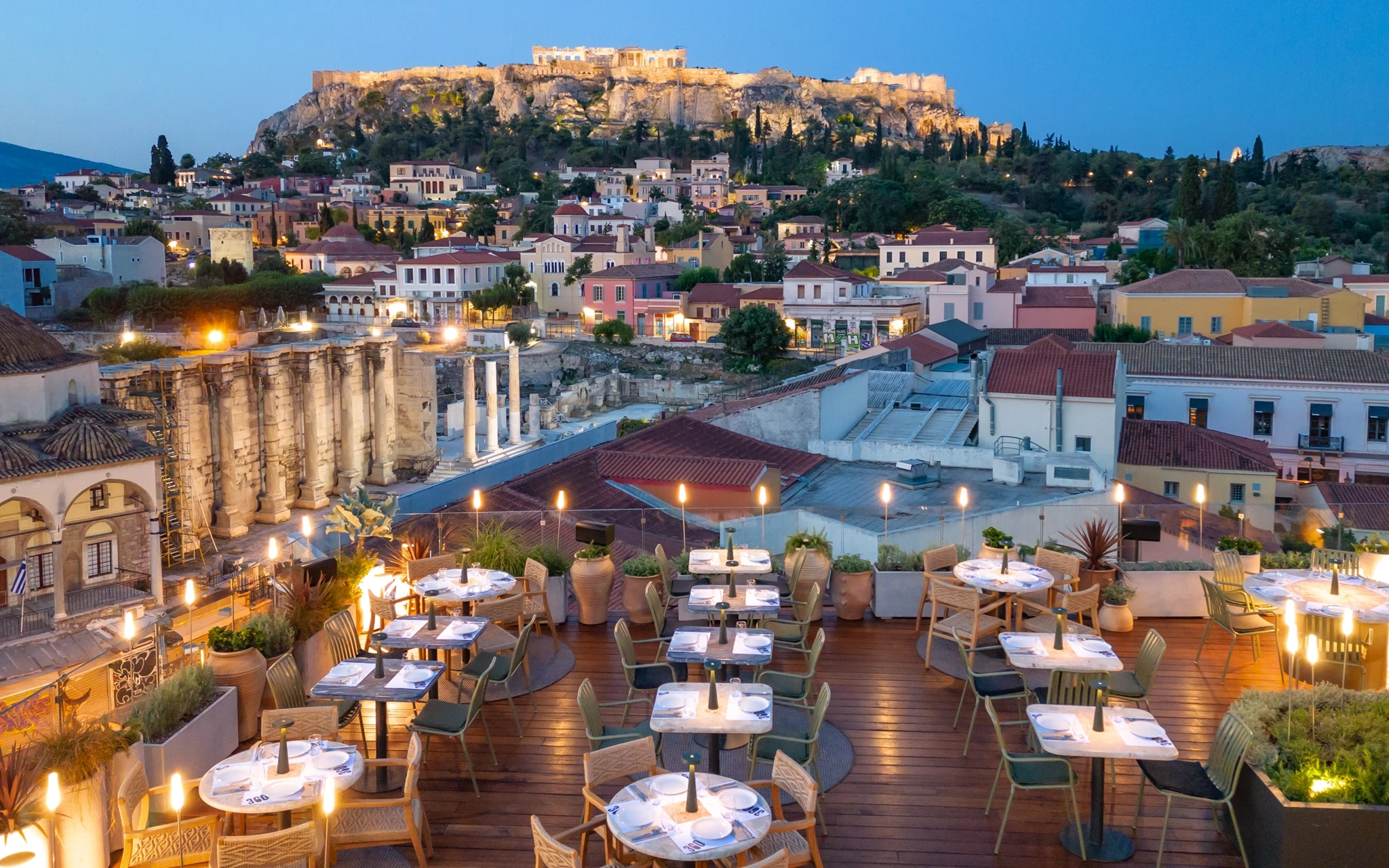 Μία από τις ομορφότερες ταράτσες της Αθήνας μας συστήνεται ξανά