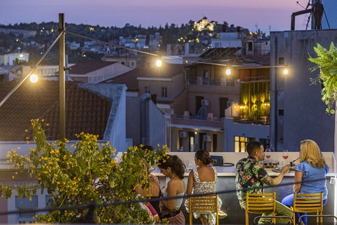 Το rooftop μπαρ Ostomachion στο Mosaikon της Κολοκοτρώνη 11