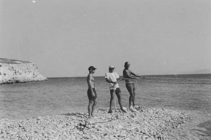 Perasma Διπλώνοντας τη Θάλασσα σε Φορέματα που Διαλύονται σαν Αλάτι