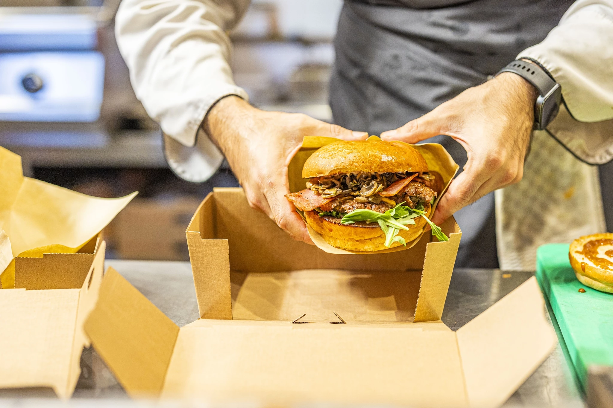 Το Saint’s by Mpoumpou σερβίρει burger που κολάζει κι άγιο