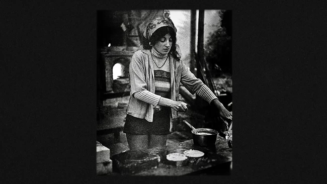 Η Ρουθ Ρέιτσελ τη δεκαετία του '70 μαγειρεύοντας σε ένα κοινόβιο στην Καλιφόρνια