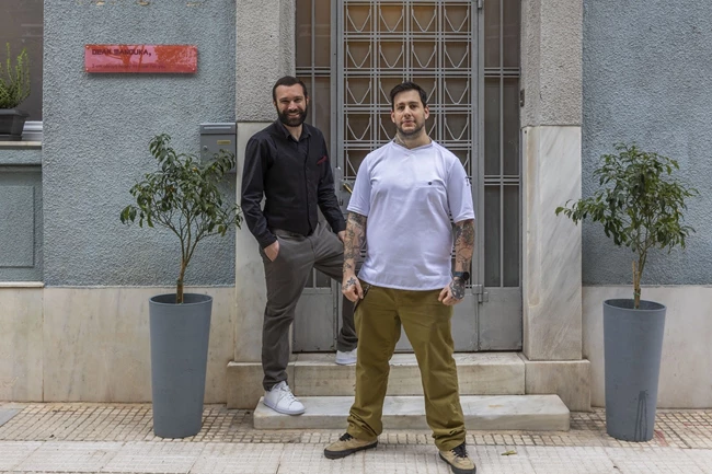 Ο Στάθης Χρηστίδης και ο Γιάννης Πισσάς στο εστιατόριο Dear Manouka στο Παγκράτι