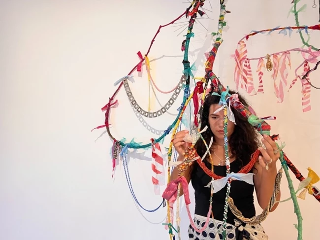 Η Dessislava Terzieva , εμπρός από το site specific έργο που ετοίμασε για την έκθεση 