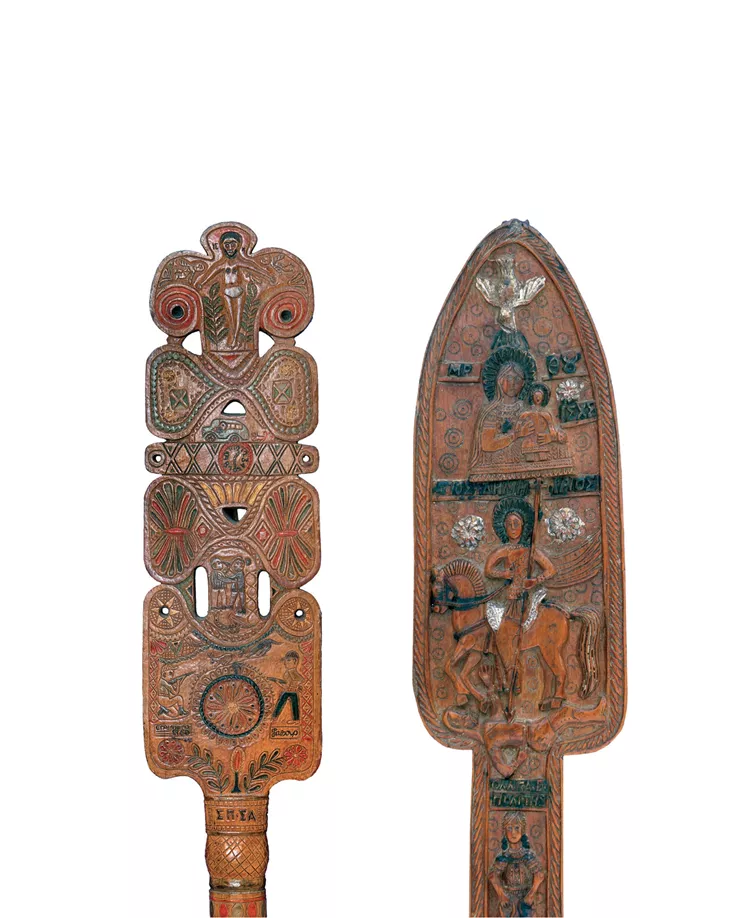 Ξυλόγλυπτες επιχρωματισμένες ρόκες, μέσα 20ού αι.Αριστερά: απεικόνιση Σταύρωσης και εγχαράξεις: ΙΣ Χ, και ΕΓΑΙΝΗΤΩ1960 / ΦΑΣΟΥΡ πάνω από πολλαπλές σκηνές (σκύλος που τρέχει πίσω από λεωφορείο, ρολόι που δείχνει 6:05, δολοφονία βοσκού, σκηνή με όπλα). Πιθανόν προϊόν φυλακής,ιδιωτική συλλογή. Δεξιά: απεικόνιση Αγίου Δημητρίου που σκοτώνει τον Βούλγαρο Βασιλιά Καλογιάν και εγχαράξεις: ΜΡ ΘΥ ΙΣΧΣ και ΟΛΛΓΑ Ε. ΠΟΛΙΤΗΣ. Ιδιωτική συλλογή