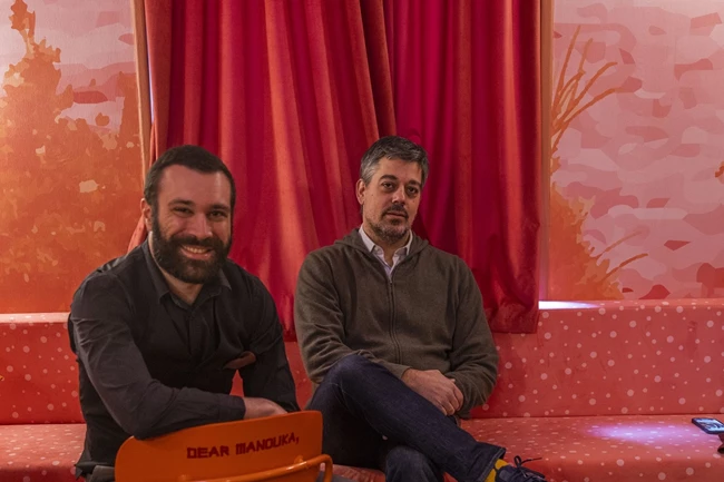 Ο Γιάννης Πισσάς και ο Μάνος Στρατάκης στο εστιατόριο Dear Manouka στο Παγκράτι