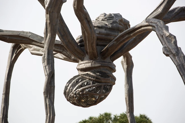 Louise Bourgeois, Maman (1999), σε έκθεση διοργανωμένη από τον οργανισμό NEON και το Κέντρο Πολιτισμού Ίδρυμα Σταύρος Νιάρχος στο ΚΠΙΣΝ, Αθήνα, 2022