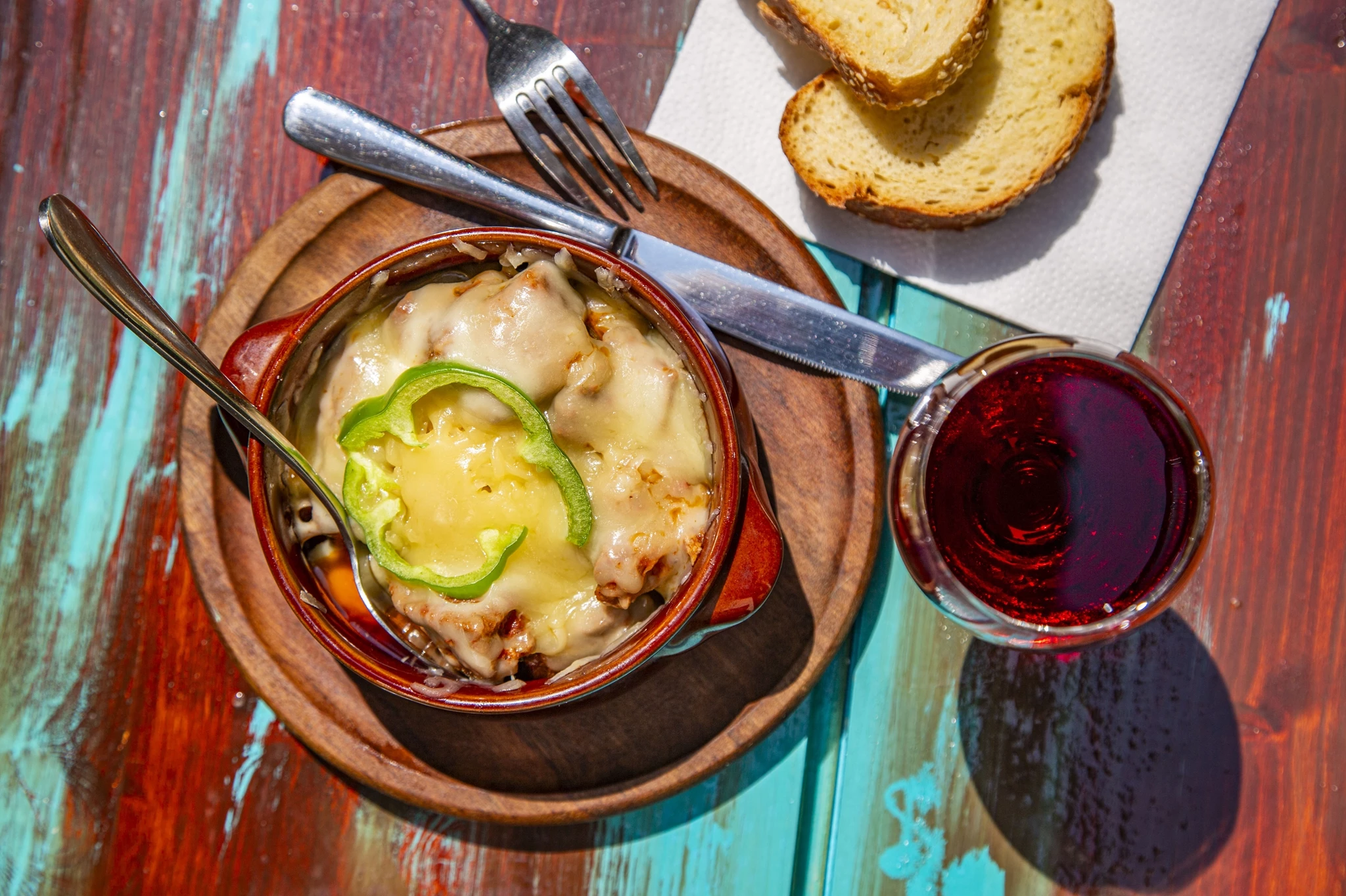 Σε έναν πεζόδρομο της Καλλιθέας υπάρχει ένα μεζεδοπωλείο-έκπληξη