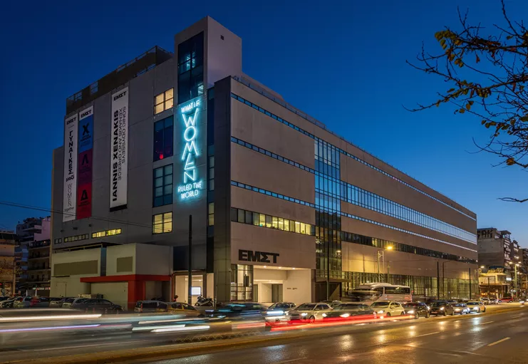 What if Women Ruled the World [Κι’ αν οι γυναίκες κυβερνούσαν τον κόσμο], 2016. Εγκατάσταση με φωτισμό νέον Ευγενική παραχώρηση: Γκαλερί Capitain Petzel, Βερολίνο, Γκαλερί Annet Gelink, Άμστερνταμ, Sommer Contemporary Art, Τελ Αβίβ, Γκαλερί Rafaella Cortese, Μιλάνο και Γκαλερί Petzel, Νέα Υόρκη