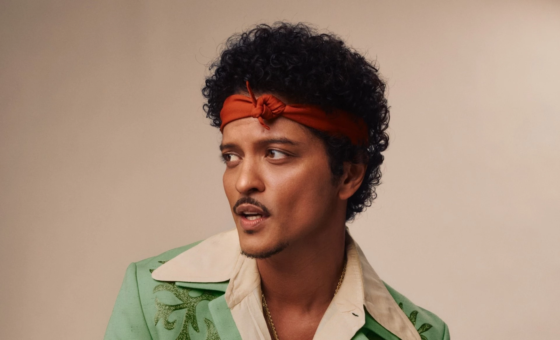 Ο Bruno Mars ακούγεται παντού με το single του 