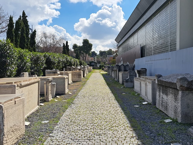 8η Μπιενάλε Θεσσαλονίκη, Κεντρική Έκθεση, ανάμεσα στα ταφικά μνημεία στο προαύλιο του Αρχαιολογικού Μουσείου της Θεσσαλονίκης