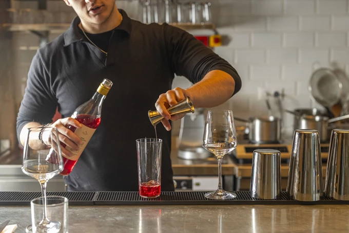 Το wine bar / σπριτζερία Méthe στον Πειραιά 12