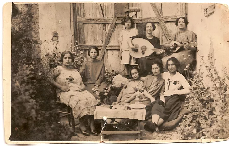 Παρέα γυναικών στον Α’ Προσφυγικό Συνοικισμό της Έδεσσας, Σύλλογος Μικρασιατών Νομού Πέλλας «Η Μπίγα»