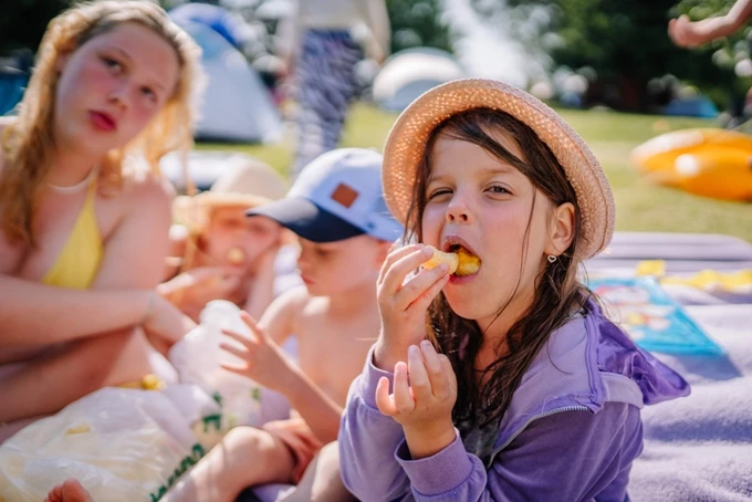 Οικογένεια κάνει πικνίκ
