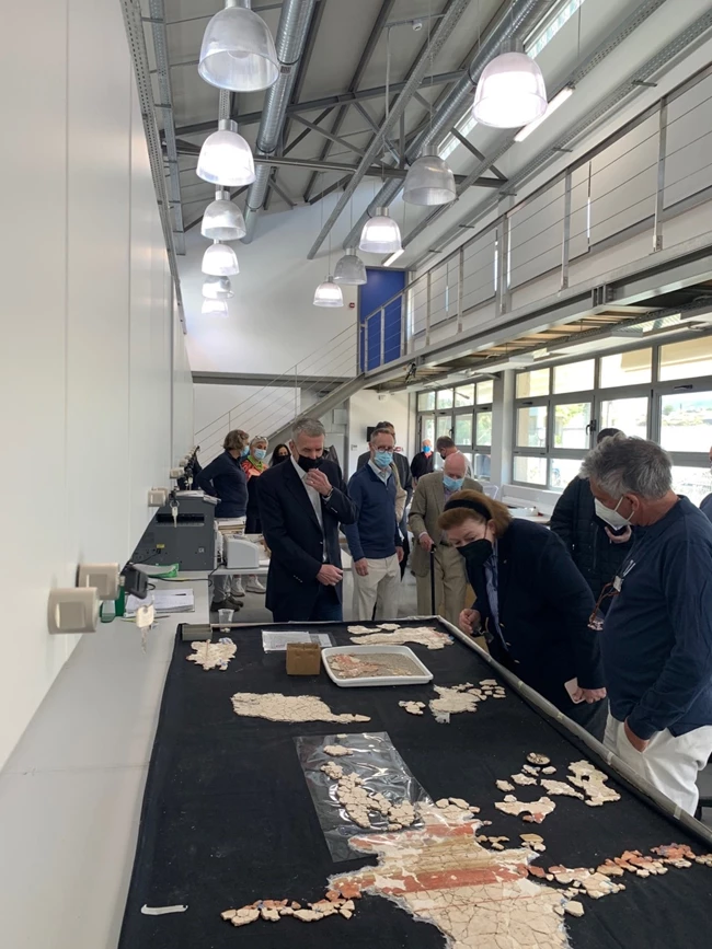 Από την επίσκεψη της Λίνας Μενδώνη στις αρχαιολογικές αποθήκες.