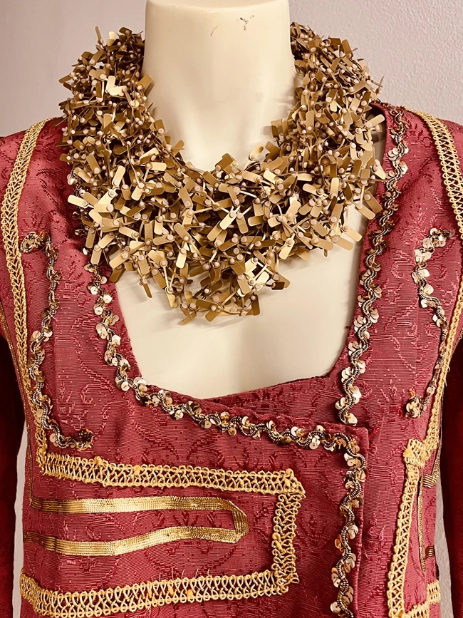 Ντύνοντας Ιστορίες της Επανάστασης