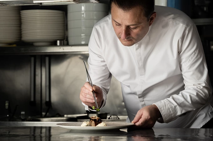 Ο σεφ Δήμος Καλαϊτσίδης στα Τρία Γουρουνάκια της Θεσσαλονίκης