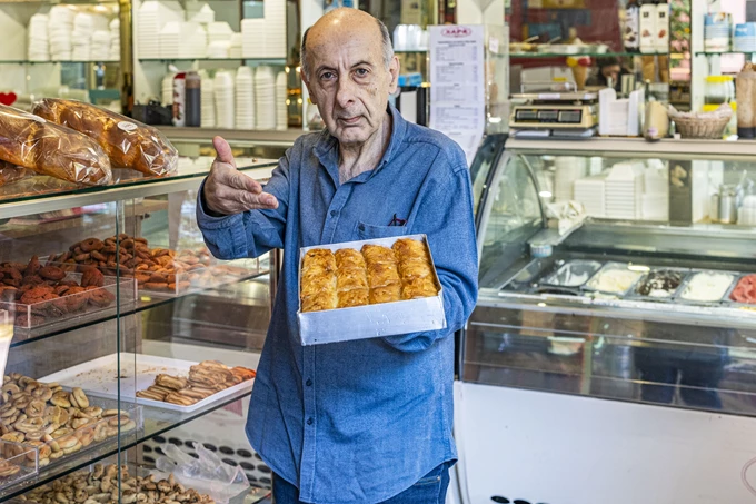 Το ζαχαροπλαστείο Χαρά στα Άνω Πατήσια 4