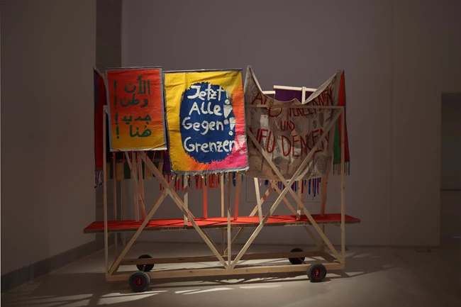 Marina Naprushkina and Neue Nachbarschaft/ Moabit Jetzt! Alles für Alle!, 2020 Εγκατάσταση. Άποψη εγκατάστασης: ΕΜΣΤ - Εθνικό Μουσείο Σύγχρονης Τέχνης, Αθήνα. Ευγενική παραχώρηση της καλλιτέχνιδας και Neue Nachbarschaft/Moabit