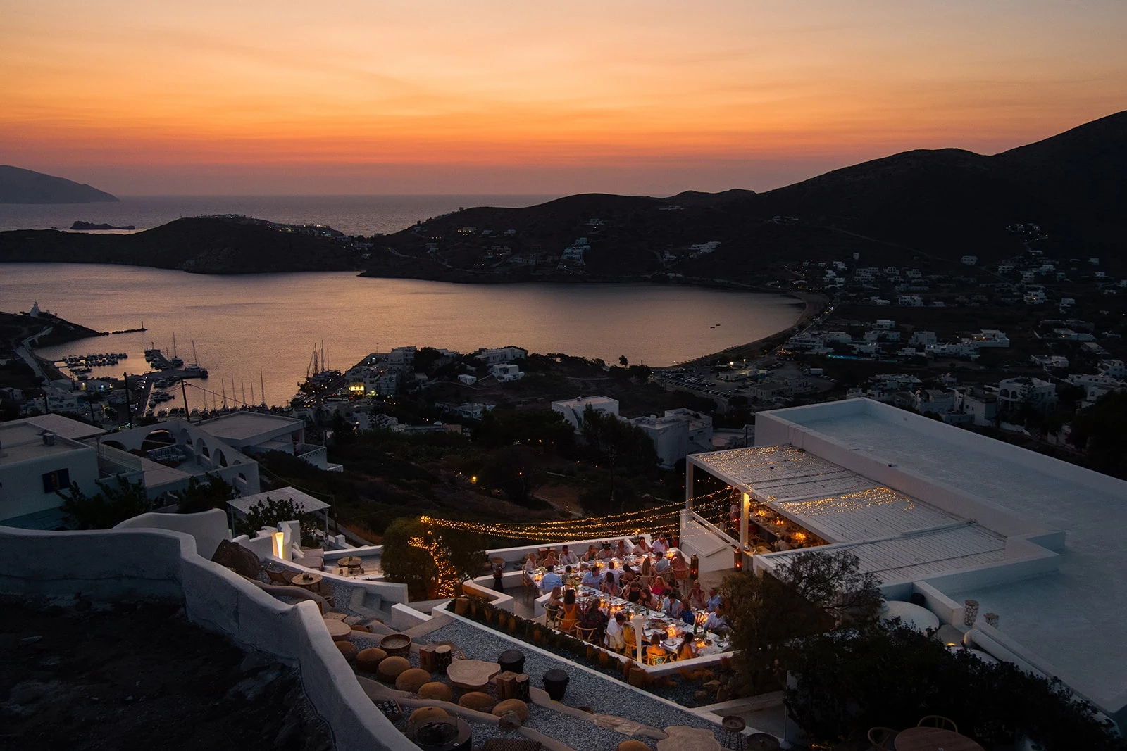 Στην Ίο υπάρχει ένα sunset bar-θρύλος