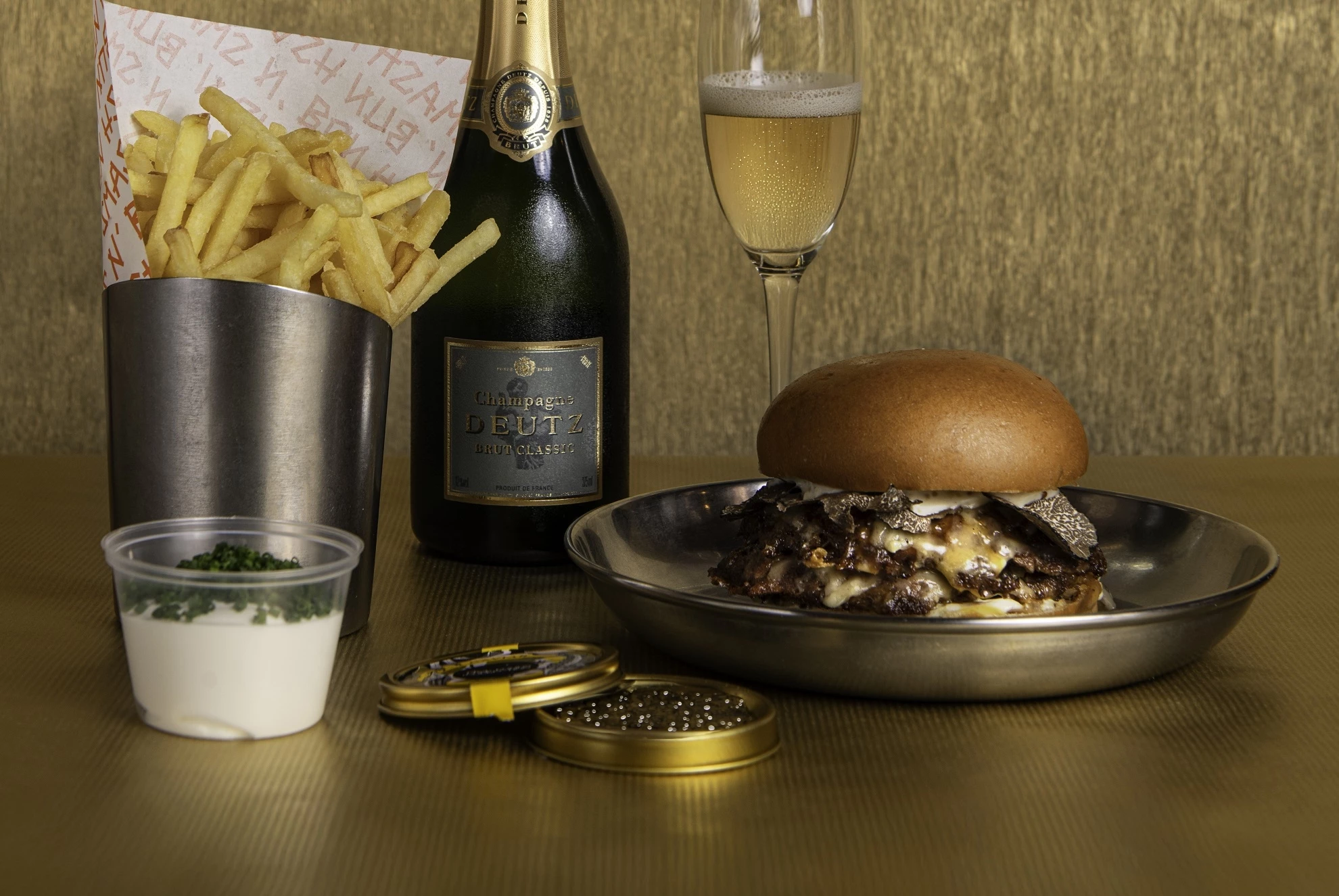 Ένα burger με φουά γκρα και ένα με φρέσκια τρούφα σε περιμένουν στο Smash ‘n Bun