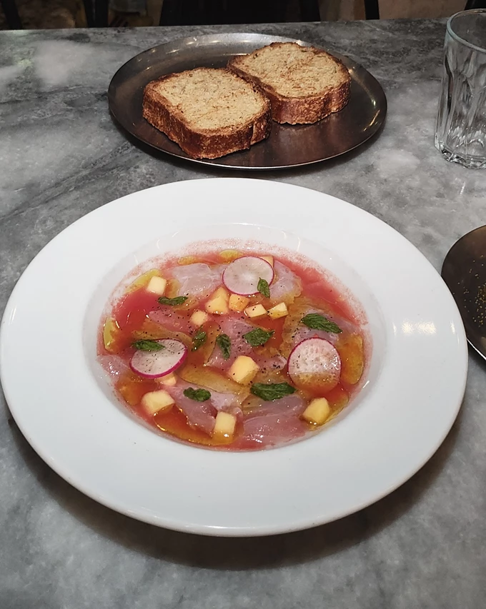 Ωμός κέφαλος με τοματόζουμο στο Pharaoh