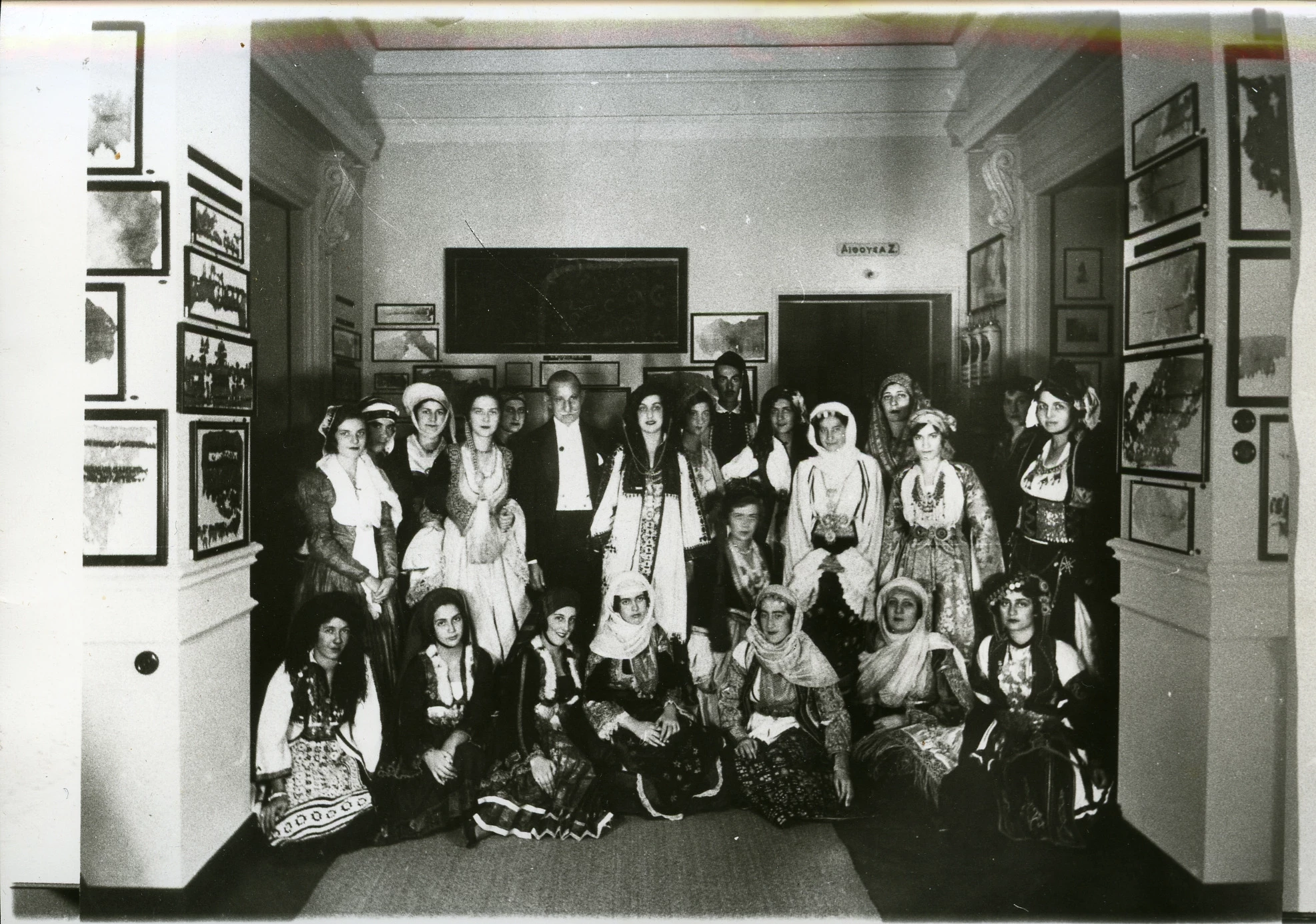 H νέα έκθεση του Μουσείου Ελληνικού Πολιτισμού τοποθετεί στο επίκεντρο τις εθνικές ενδυμασίες