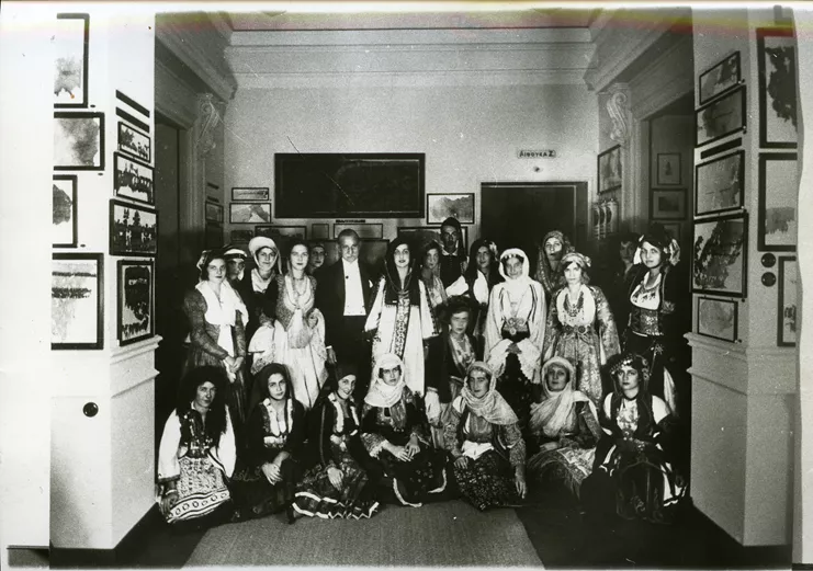 Ο Αντώνης Μπενάκης πλαισιωμένος από Αθηναίες ντυμένες με ελληνικές φορεσιές κατά τη διάρκεια της δεξίωσης που δόθηκε στο πλαίσιο του Διεθνούς Συνεδρίου Μουσείων στις 25.10.1931 (Μουσείο Μπενάκη)