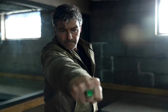 lanterns_kyle-chandler