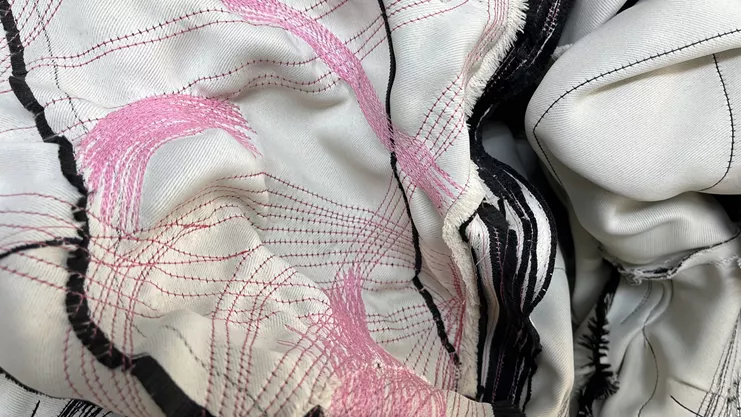 View of Us, 2023, σχέδιο γαζωμένο σε ύφασμα, λεπτομέρεια εγκατάστασης