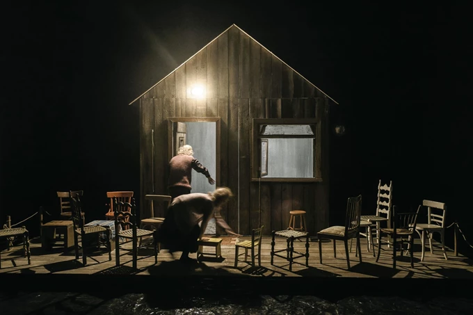 Οι Καρέκλες από Παπαδόπουλο-Διακοπαναγιώτου