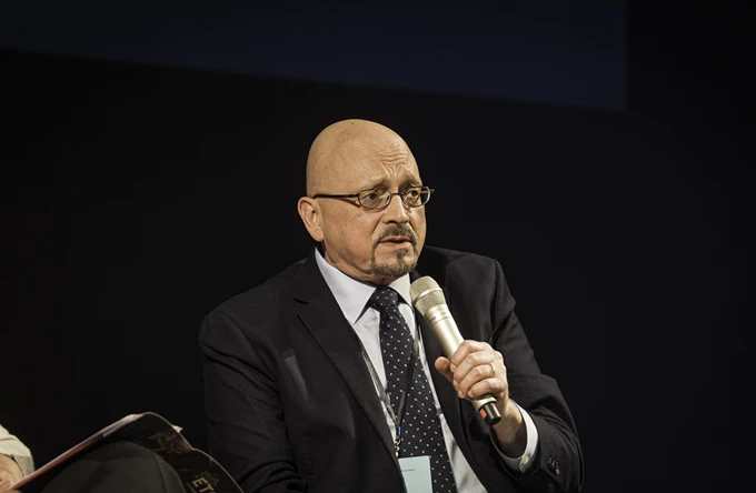 Ο Jeffrey Eric Jenkins, Καθηγητής και Πρόεδρος Τμημάτων Θεατρικών Σπουδών στο Πανεπιστήμιο του Ιλινόις στο Urbana–Champaign & 14ος Πρόεδρος της Διεθνούς Ένωσης Θεατρικών Κριτικώ