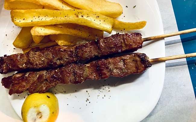 Τα χοιρινά σουβλάκια στο ψητοπωλείο Ήπειρος στου Γκύζη