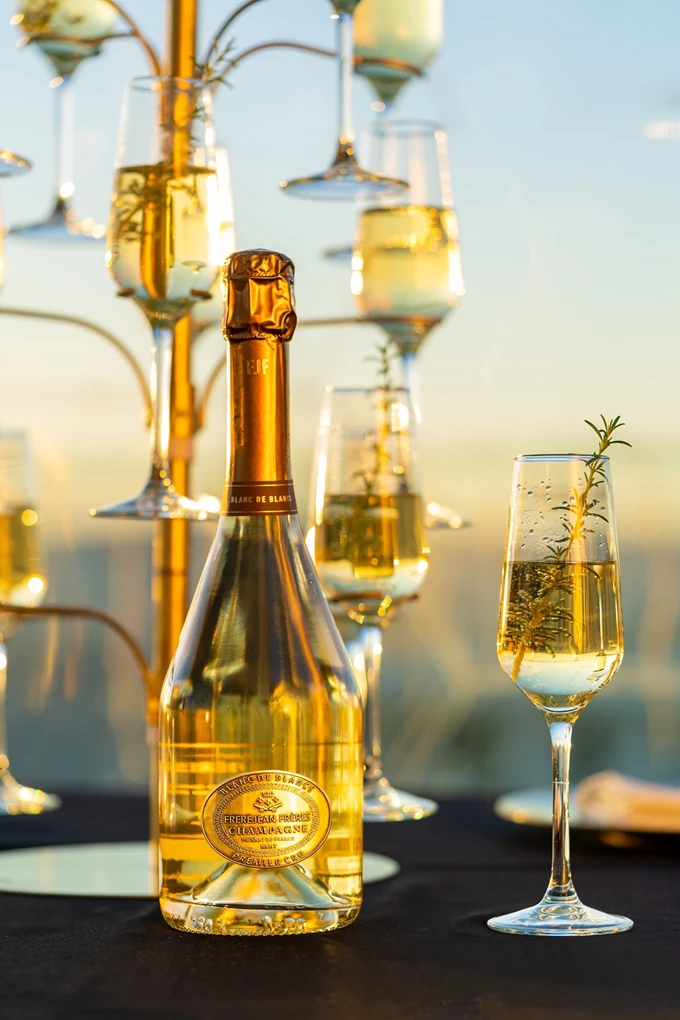 Λίγη σαμπάνια και τα φώτα της πόλης σε ένα από τα ομορφότερα μπαλκόνια της Αθήνας 2