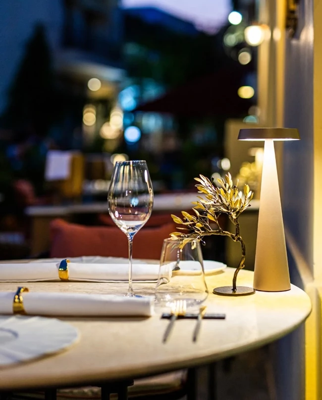 Το εστιατόριο Makris Athens στην Ερμού 6