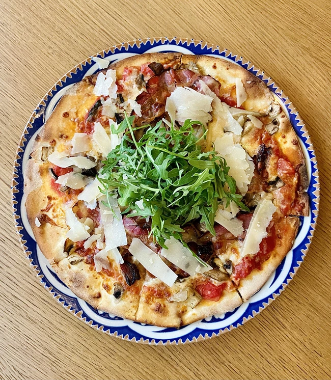 Η πίτσα Φεράρι στο ιταλικό εστιατόριο Alpino στο Παλαιό Φάληρο