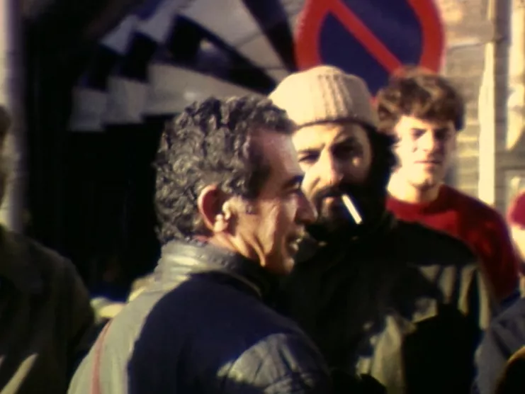 Οι καλλιτέχνες Γιώργος Νικολαΐδης και Γιάννης Μπουτέας, Άμστερνταμ, 1981. Στιγμιότυπο από το βίντεο Διοχάντη, Grieks Festival, Greek Contemporary Art, Άμστερνταμ,1981. Βίντεο, έγχρωμο, χωρίς ήχο, διάρκεια: 32’ 38’