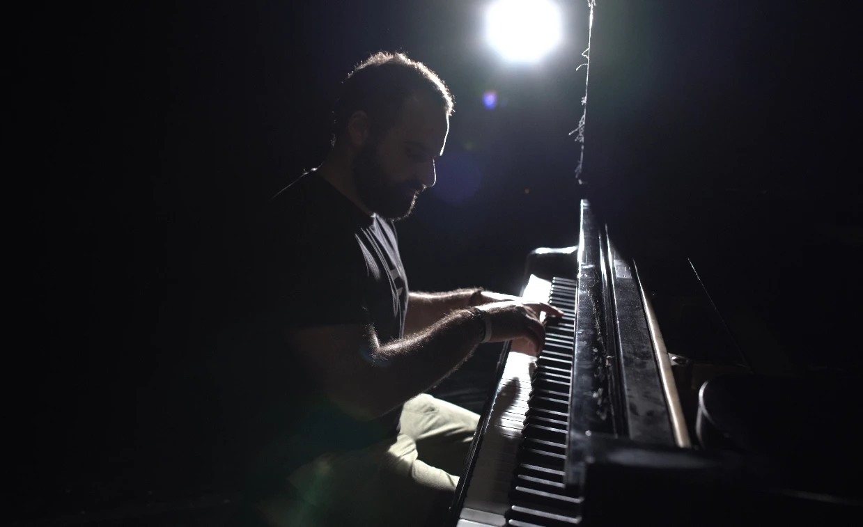 Ο DarkMatters υπογράφει ένα ξεχωριστό μουσικό ταξίδι από το σκοτάδι στο φως