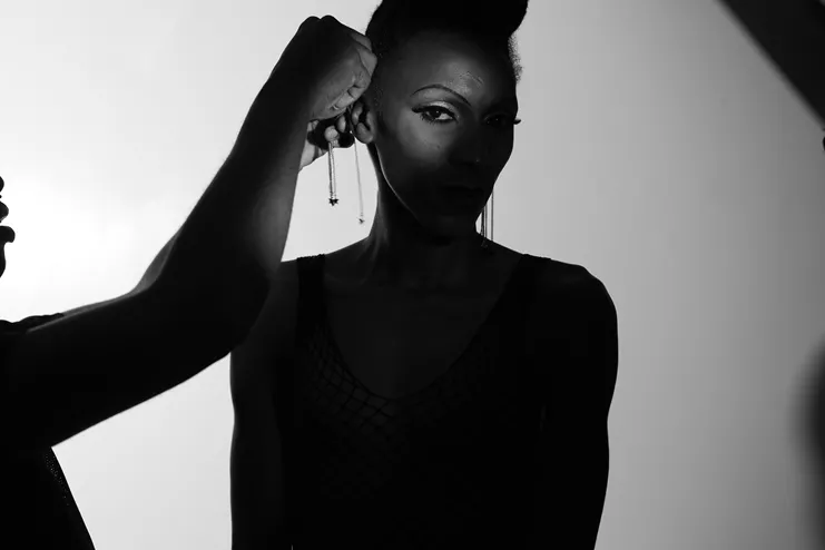 Jim Chuchu, "Becoming Bethsheba" από την σειρά "Genderqueer", 2015, Μαυρόασπρη φωτογραφία, Ευγενική παραχώρηση του καλλιτέχνη