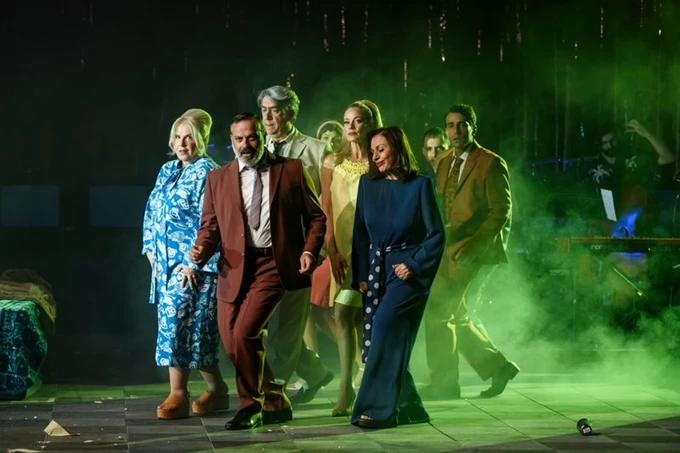 Tζένη Tζένη Ένα ηλιόλουστο Ρέκβιεμ 2025-26