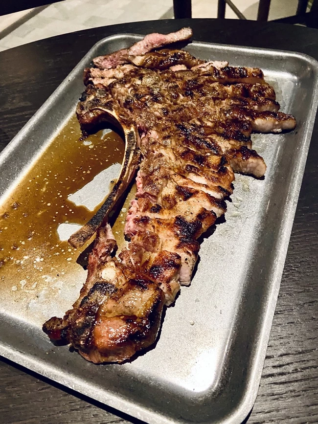 Η χοιρινή μπριζολοπανσέτα στο εστιατόριο OX Chop house