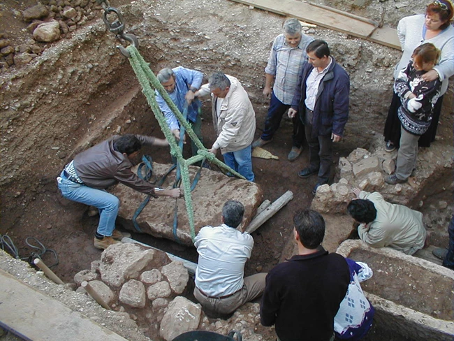 Οι χαλκοί ενεπίγραφοι πίνακες του Άργους. Το οικονομικό αρχείο της πόλης του Άργους στο α΄ μισό του 4ου αι. π.Χ. Η ανύψωση της καλυπτήριας πλάκας του πήλινου κρατήρα και του χάλκινου λέβητα όπου φυλάσσονταν οι πίνακες