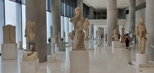 Αίθουσα Αρχαϊκής Ακρόπολης Ανδρικά Αγάλματα και Κούρου