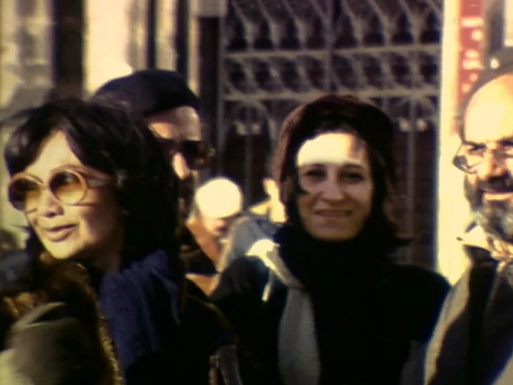 Οι καλλιτέχνες Νίκη Καναγκίνη, Όπυ Ζούνη και Βασίλης Σκυλάκος, Άμστερνταμ, 1981. Στιγμιότυπο από το βίντεο Διοχάντη, Grieks Festival, Greek Contemporary Art, Άμστερνταμ, 1981. Βίντεο, έγχρωμο, χωρίς ήχο, διάρκεια: 32’ 38’’