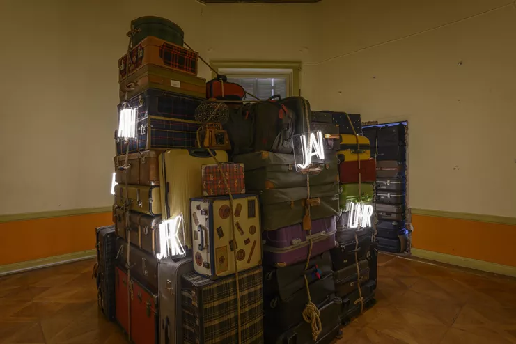 Κλαίρη Τσαλουχίδου-Χατζημηνά, &quot;Checkin&quot; (2024), ευρεθείσες βαλίτσες, σχοινί, φώτα led, διαστάσεις μεταβλητές