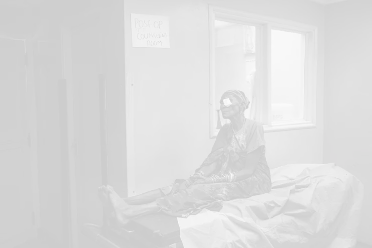 Κακούμα, Κένυα, 26 Μαρτίου 2018: Η ασθενής Joyce περιμένει για επέμβαση καταρράκτη στο αριστερό της μάτι στο ιεραποστολικό νοσοκομείο της Κακούμα. Το εν λόγω νοσοκομείο στη Βόρεια Κένυα είναι μία από τις λίγες εγκαταστάσεις στην περιοχή της Τουρκάνα όπου οι ασθενείς μπορούν να λάβουν οφθαλμολογικές γνωματεύσεις και να υποβληθούν σε επεμβάσεις που σχετίζονται με τα μάτια. ©WHO / Sebastian Liste - NOOR  Διαβάστε Επίσης