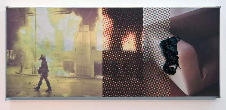 «Επεισόδιο», 2013, λαμαρίνα, ψηφιακή εκτύπωση, λιωμένο πλαστικό, 30 x 70 εκ.