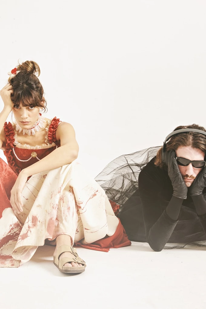 ΜΑΡΙ ΑΝΤΟΥΑΝΕΤ - Savon Original: Η Ασφυξία Του Πούπουλου Όταν Πέφτει