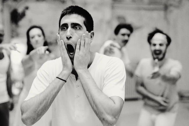 Φτιάξε τη δυστυχία σου μόνος σου